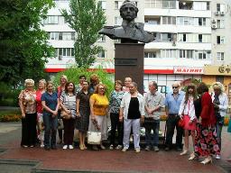 возложения цветов к бюсту поэта