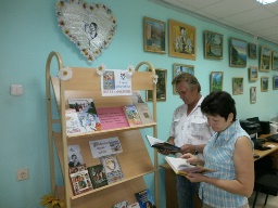 У книжной выставки