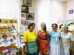 открытие выставки декоративно-прикладного творчества читателей библиотеки «Чудеса своими руками». 