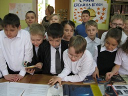 11 апреля 2011г. отдел иностранной литературы Центральной библиотеки им. М. Горького организовал в средней школе № 82 праздник, посвященный Году космонавтики. 